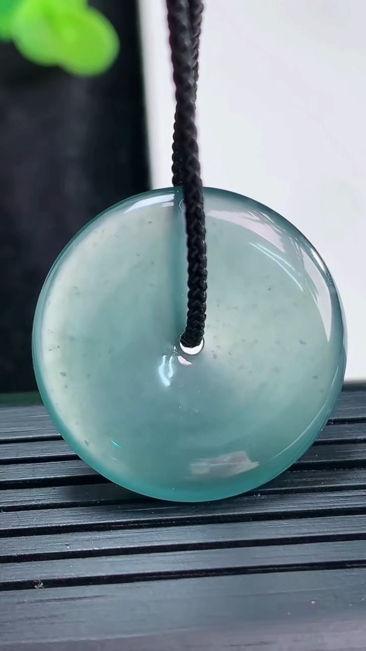 天然A货翡翠冰种蓝水平安扣吊坠，尺寸26-4.5重量:6.25g
3月30日