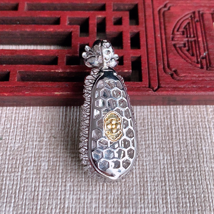 天然A货翡翠18K金伴钻镶嵌阳绿四季豆福豆平安豆吊坠 
尺寸34.2-13.6-8.5裸石21.2-