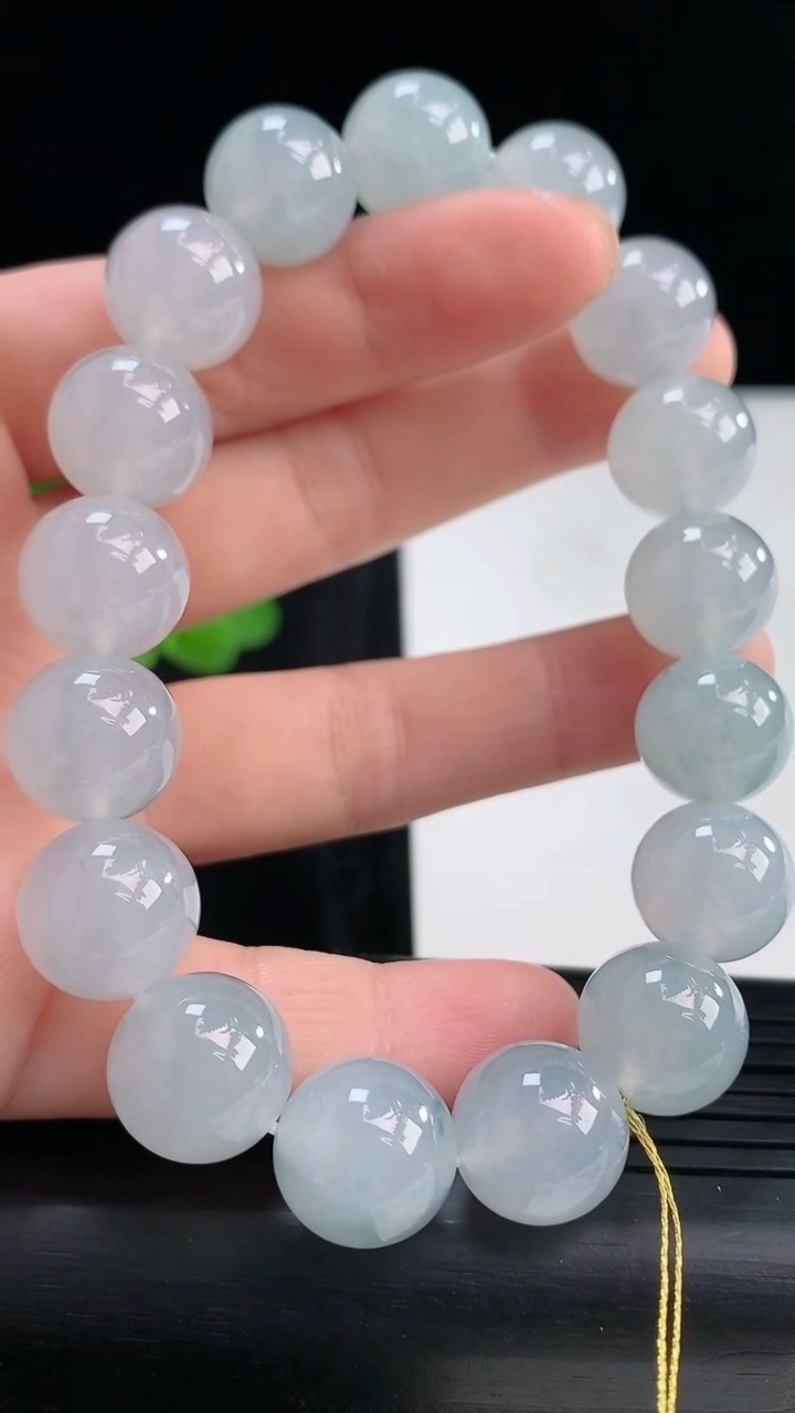 天然A货翡翠种飘花圆珠手串，尺寸12.5重量:56.50g3月30日
工厂直销收藏佳品,种好水足，色