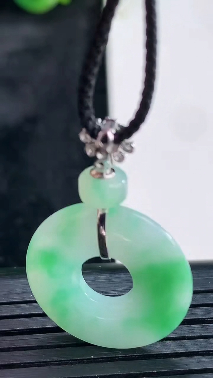 天然A货翡翠平安环吊坠，尺寸21.4-3.2重量:3.73g
3月30日