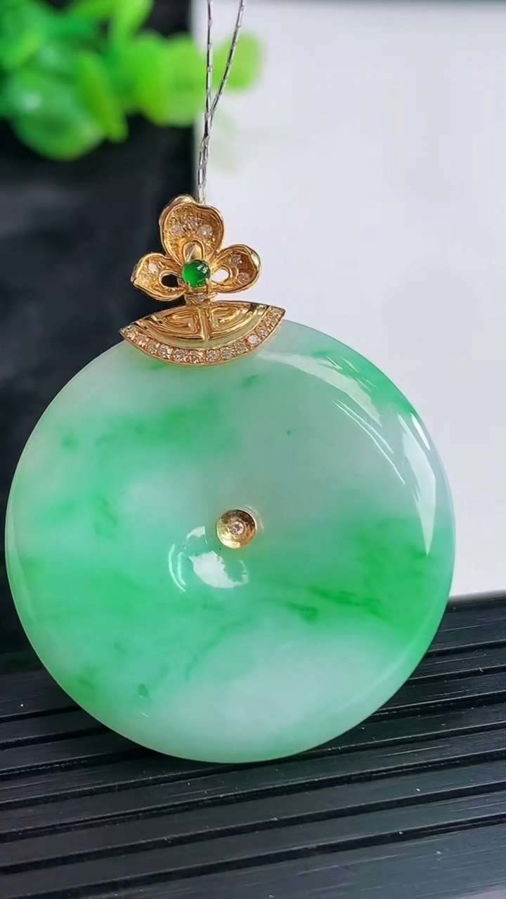 天然A货翡翠平安扣吊坠，尺寸32.5-5.5重量:13.40g
3月30日