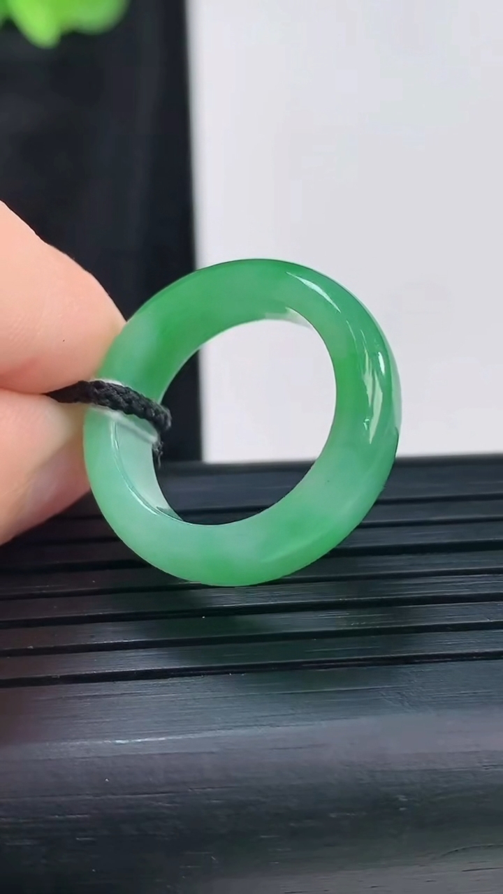 天然A货翡翠素面玉指环 戒指 尺寸16.2-6-3.5重量:3.75g2026年3月30日
工厂直销收藏佳品,种好水足，色泽均匀，有种有色，上手高大气！