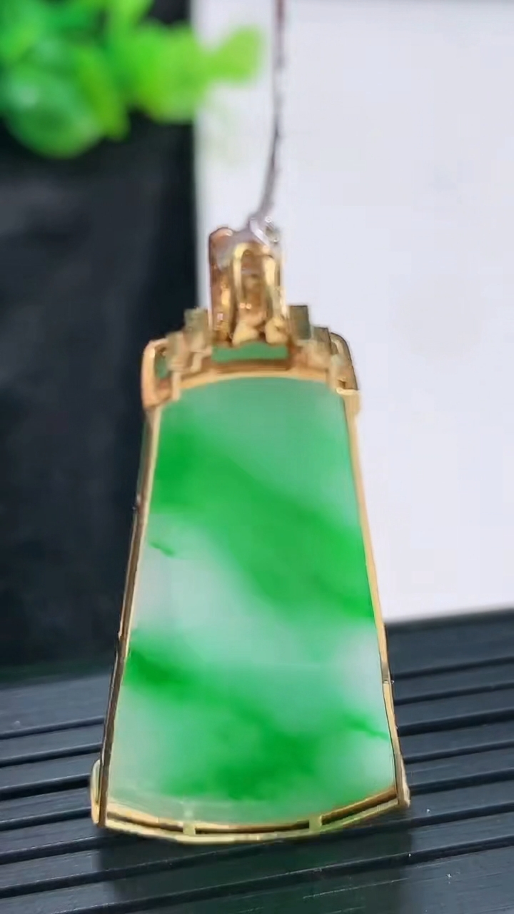 天然A货翡翠无事牌吊坠，尺寸43-20.5-5，裸石37-20重量:6.93g
3月30日