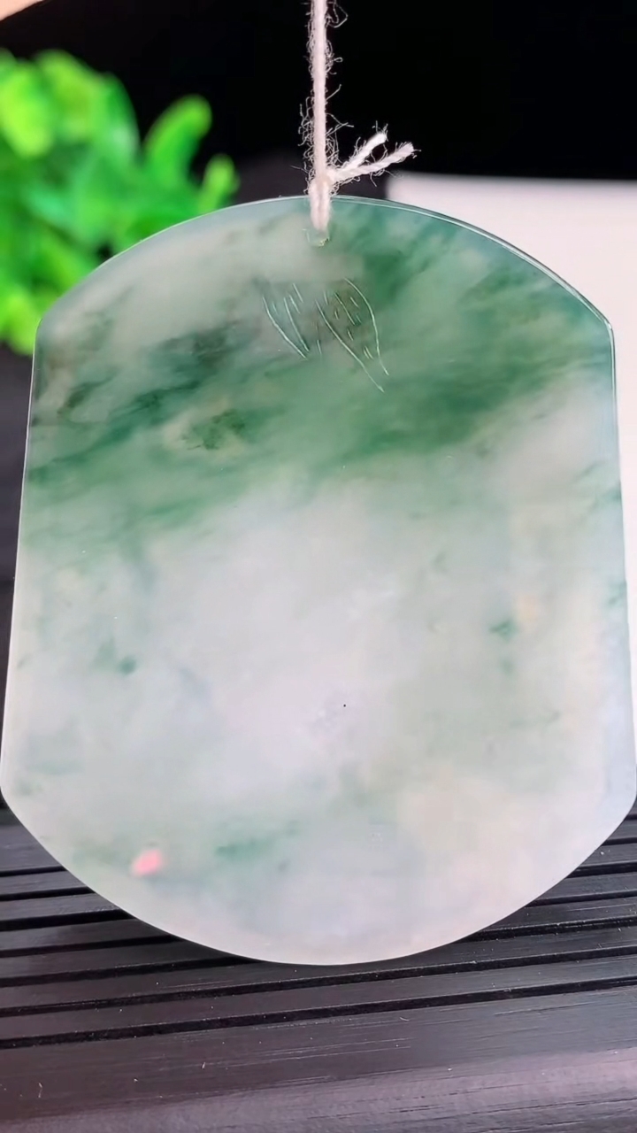 天然A货翡翠冰种飘花生肖鼠吊坠，尺寸55-46-5.5重量:30.12g
3月30日