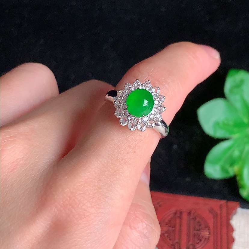 天然A货翡翠18K金伴钻镶嵌阳绿蛋面戒指 圈口17.4裸石
尺寸7-6.4mm 重量3.90g 0329