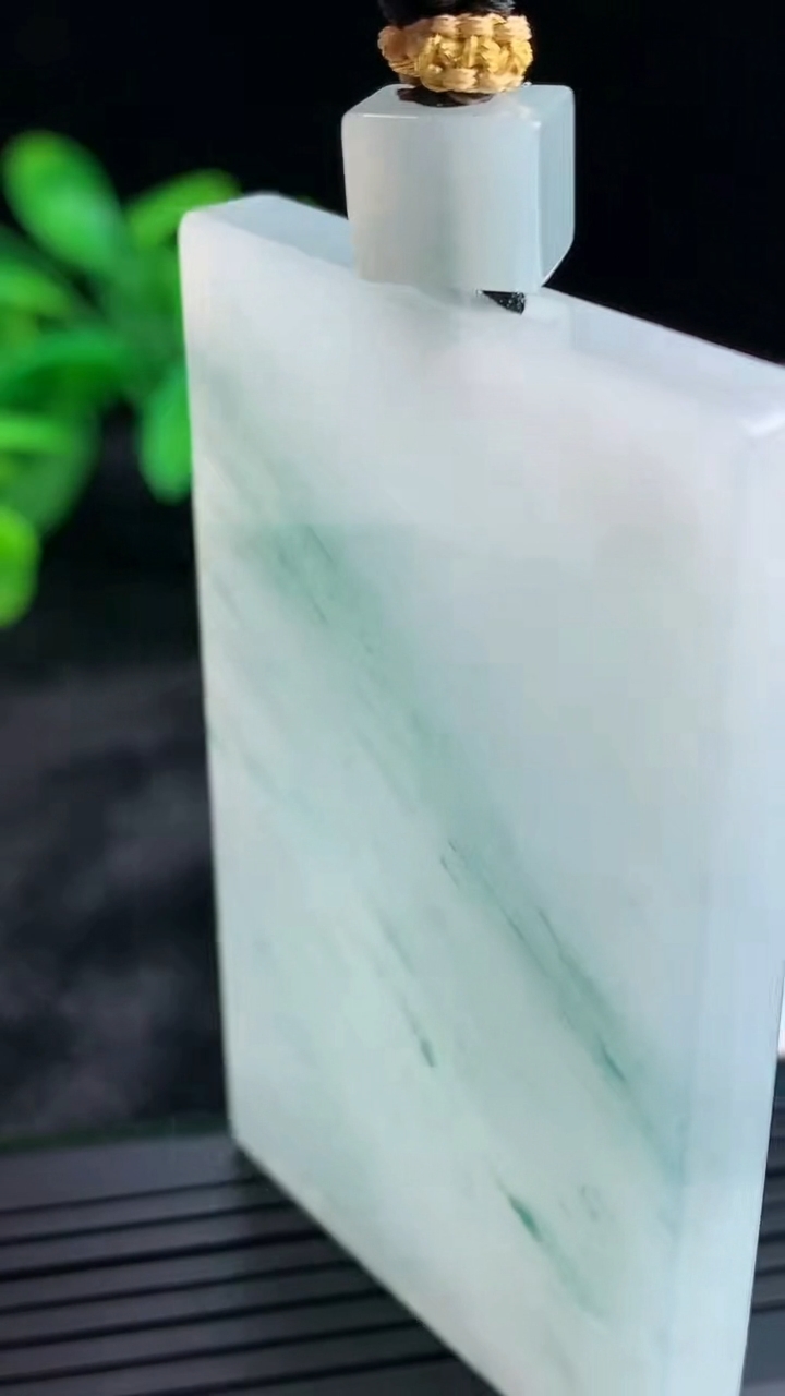 天然A货翡翠冰种飘花仿古无事牌吊坠，尺寸60.5-39-6重量:54.83g
3月30日