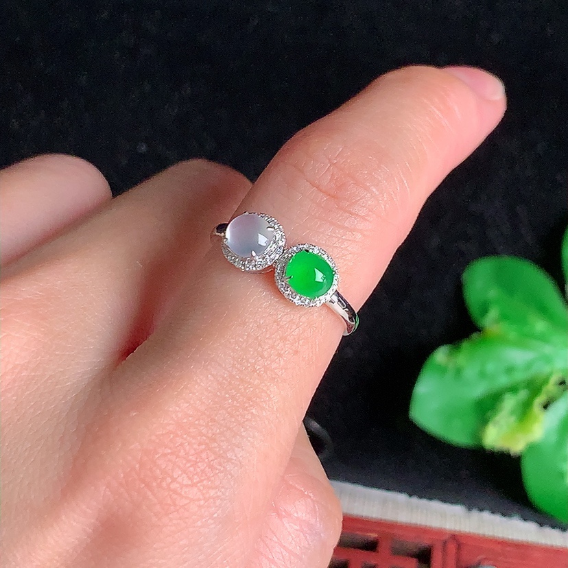 天然A货翡翠18K金伴钻镶嵌阳绿白月光蛋面戒指 圈口17.6裸石
尺寸5.2-4.4mm 重量1.48g 0329