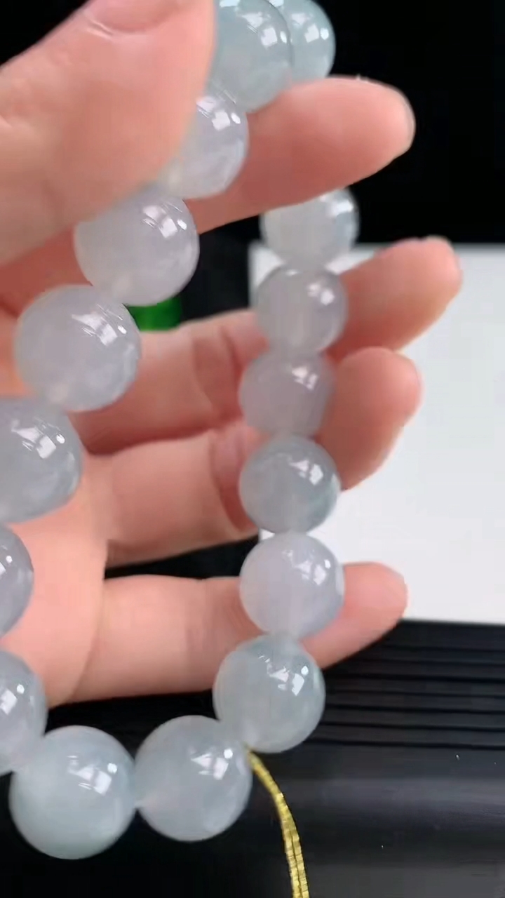 天然A货翡翠种飘花圆珠手串，尺寸12.5重量:56.50g3月30日
工厂直销收藏佳品,种好水足，色泽均匀，有种有色，上手高大气！