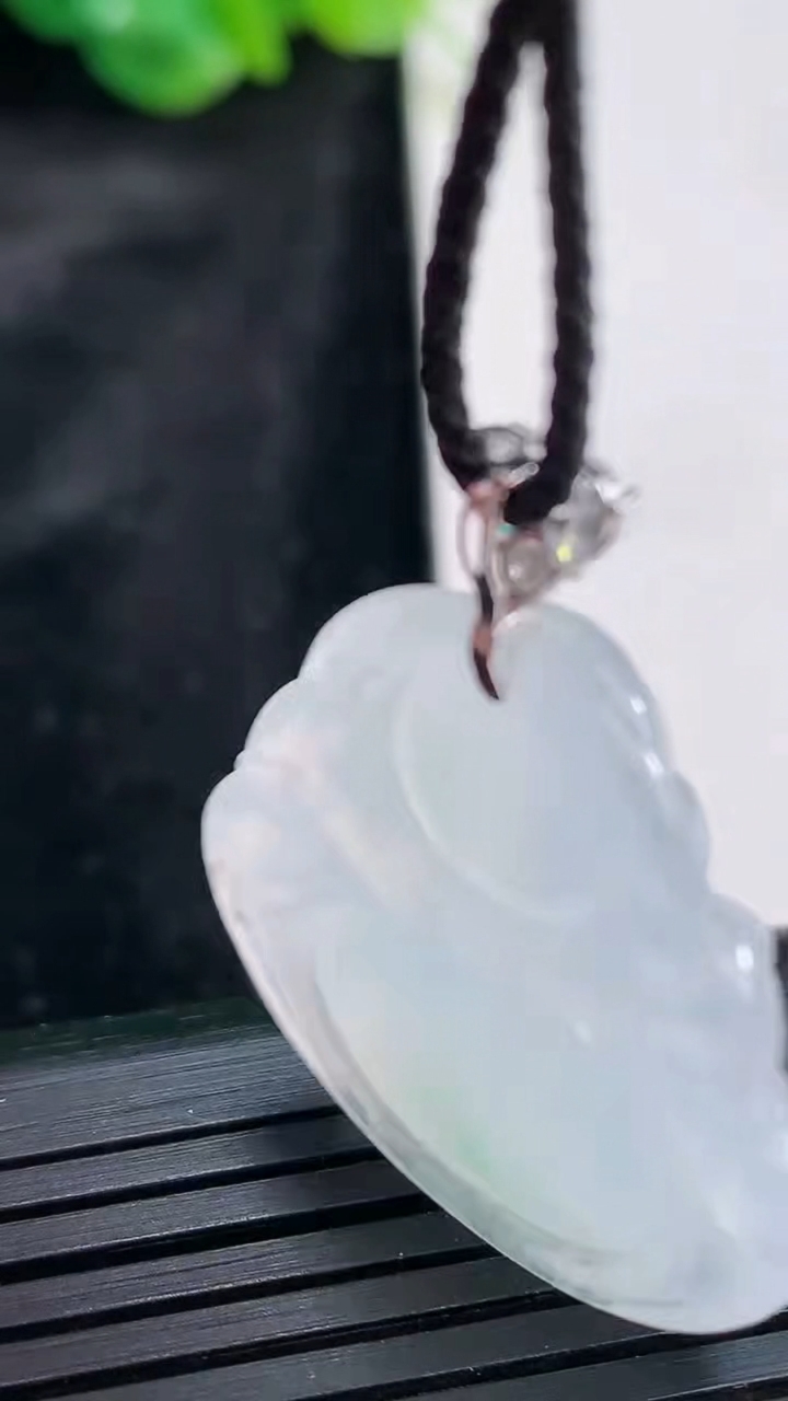 天然A货翡翠佛公吊坠，尺寸26.5-29.5-6.2重量:7.42g
3月30日