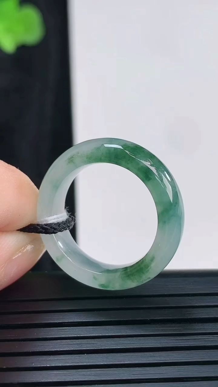 天然A货翡翠冰种飘花素面玉指环 戒指，尺寸17-6.2-4重量:4.16g2026年3月30日
工厂