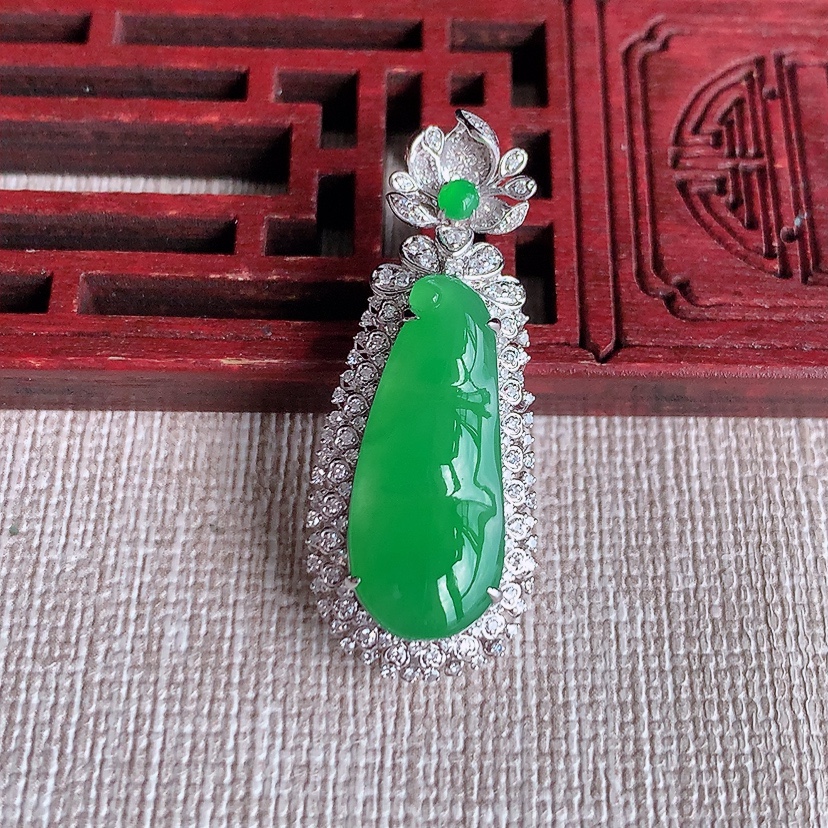 天然A货翡翠18K金伴钻镶嵌阳绿四季豆福豆平安豆吊坠 
尺寸34.2-13.6-8.5裸石21.2-9mm 重量4.25g 0329