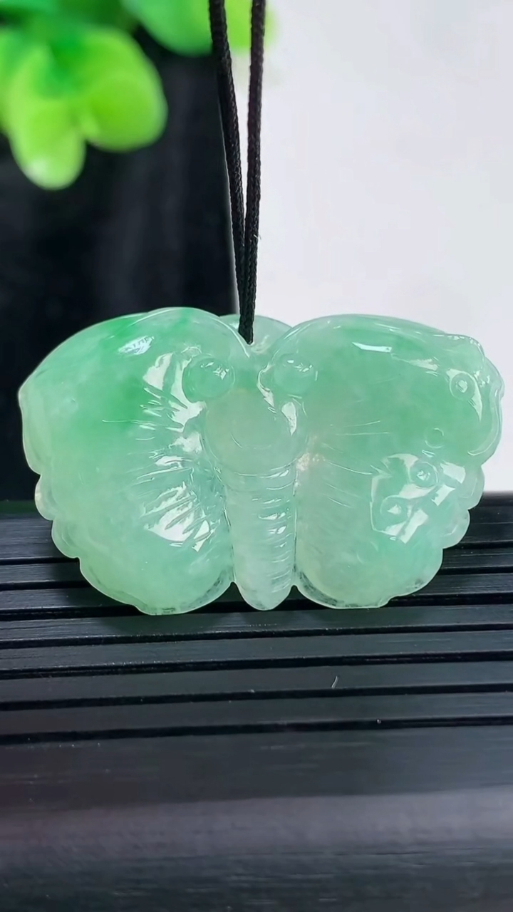 天然A货翡翠蝴蝶吊坠，尺寸22-35-5重量:6.47g
3月30日