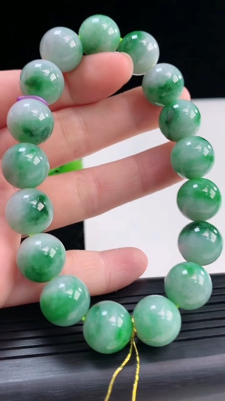 天然A货翡翠圆珠手串尺寸12.1-17颗重量:53.55g3月30日
工厂直销收藏佳品,种好水足，色泽均匀，有种有色，上手高大气！