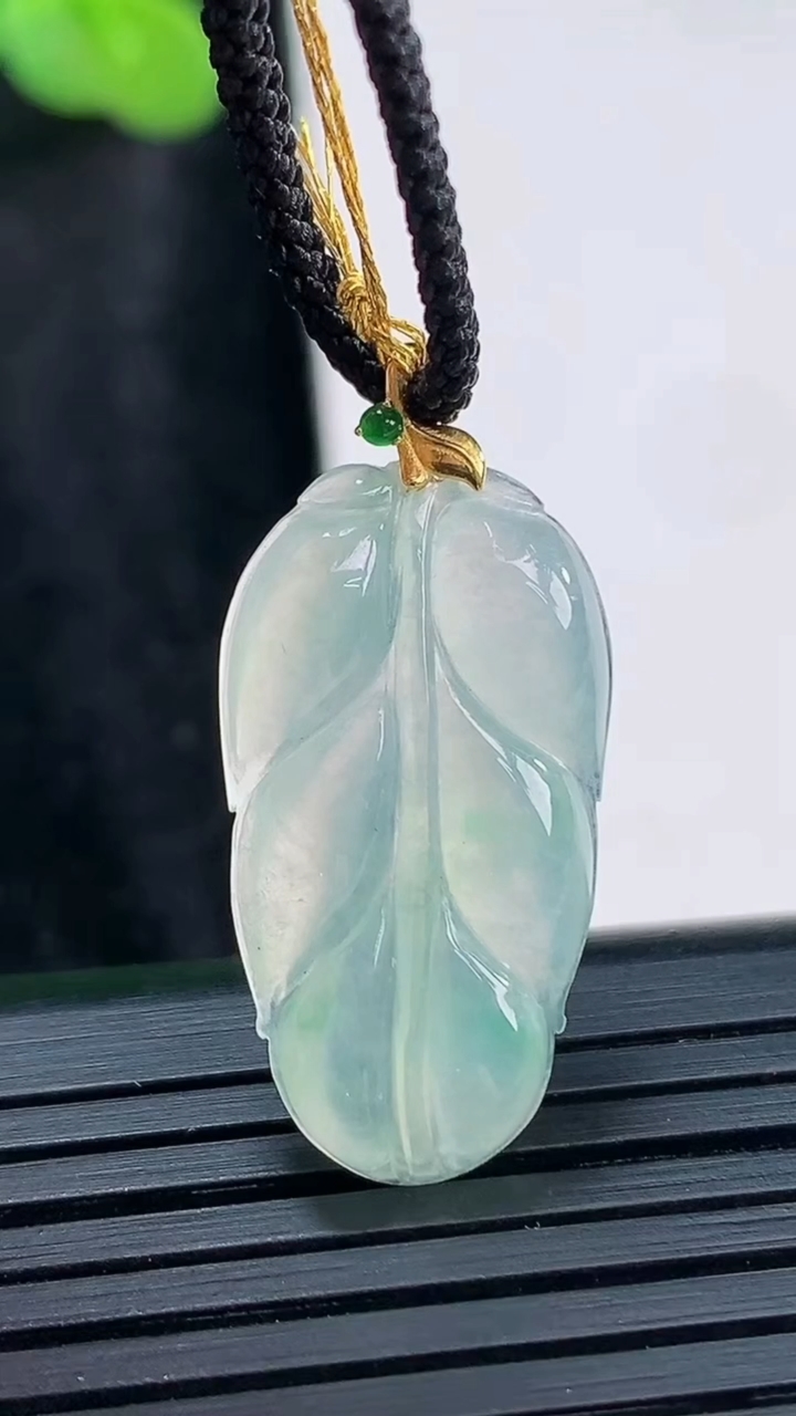 天然A货翡翠金枝玉叶 叶子吊坠，尺寸25-14-3.5重量:2.57g
3月30日