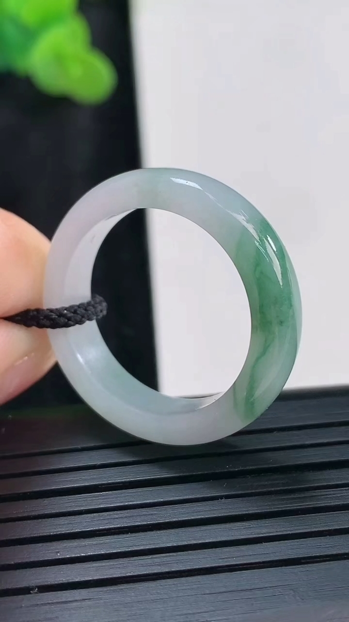 天然A货翡翠飘花素面玉指环 戒指，尺寸20.6-6-4重量:4.66g2026年3月30日
工厂直销