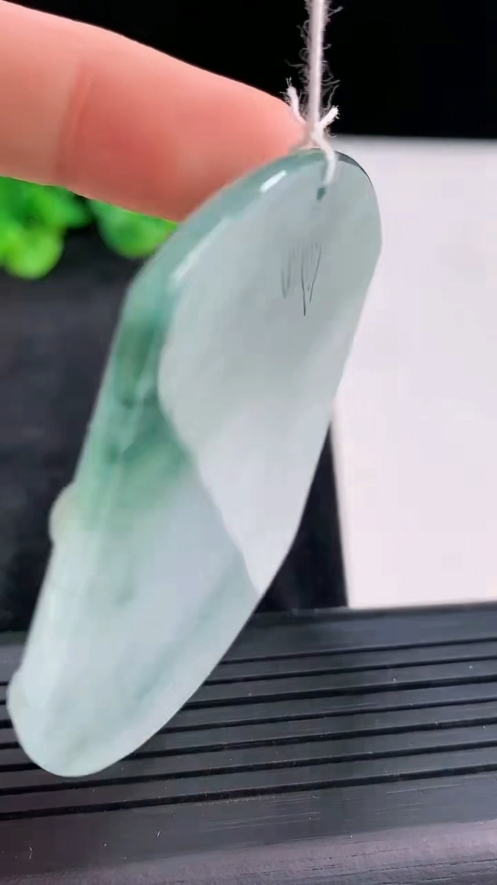 天然A货翡翠冰种飘花生肖鼠吊坠，尺寸55-46-5.5重量:30.12g
3月30日