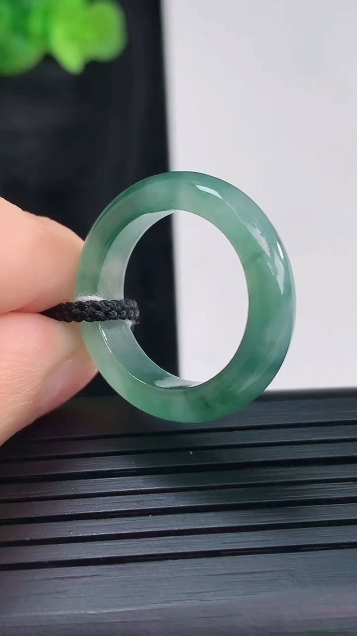 天然A货翡翠冰种飘花玉指环 戒指，尺寸18-6-4重量:4.12g2026年3月30日
工厂直销收藏