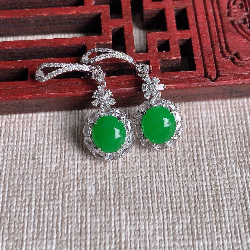 天然A货翡翠18K金伴钻镶嵌阳绿蛋面耳坠 
尺寸6.6-6.2-5.6mm 重量2.58g 0329