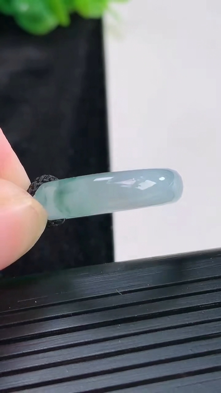 天然A货翡翠冰种飘花素面玉指环 戒指，尺寸17.5-5.6-4重量:3.75g2026年3月30日
工厂直销收藏佳品,种好水足，色泽均匀，有种有色，上手高大气！