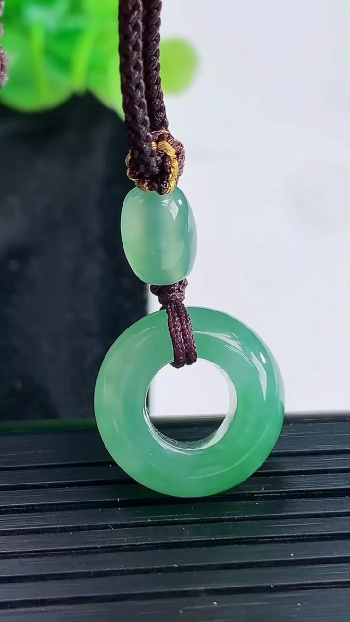 天然A货翡翠路路通吊坠，尺寸17.5-9重量:6.47g
3月30日