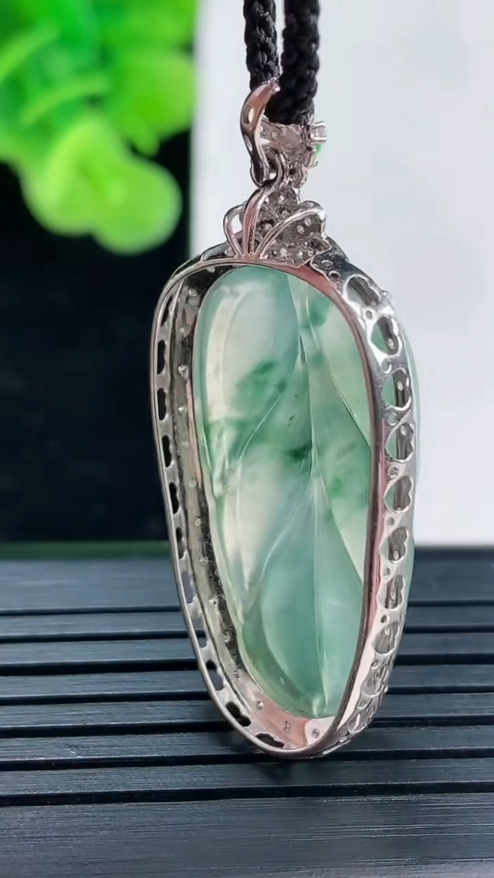 天然A货翡翠种飘花金枝玉叶 叶子吊坠尺寸41.6-18.2-7.2裸石28.8-15.6重量:4.93g
3月30日