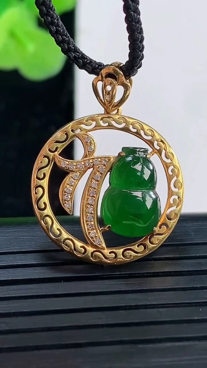 天然A货翡翠葫芦吊坠尺寸19.6-6.5裸石11.3-7.7重量:2.18g
3月30日