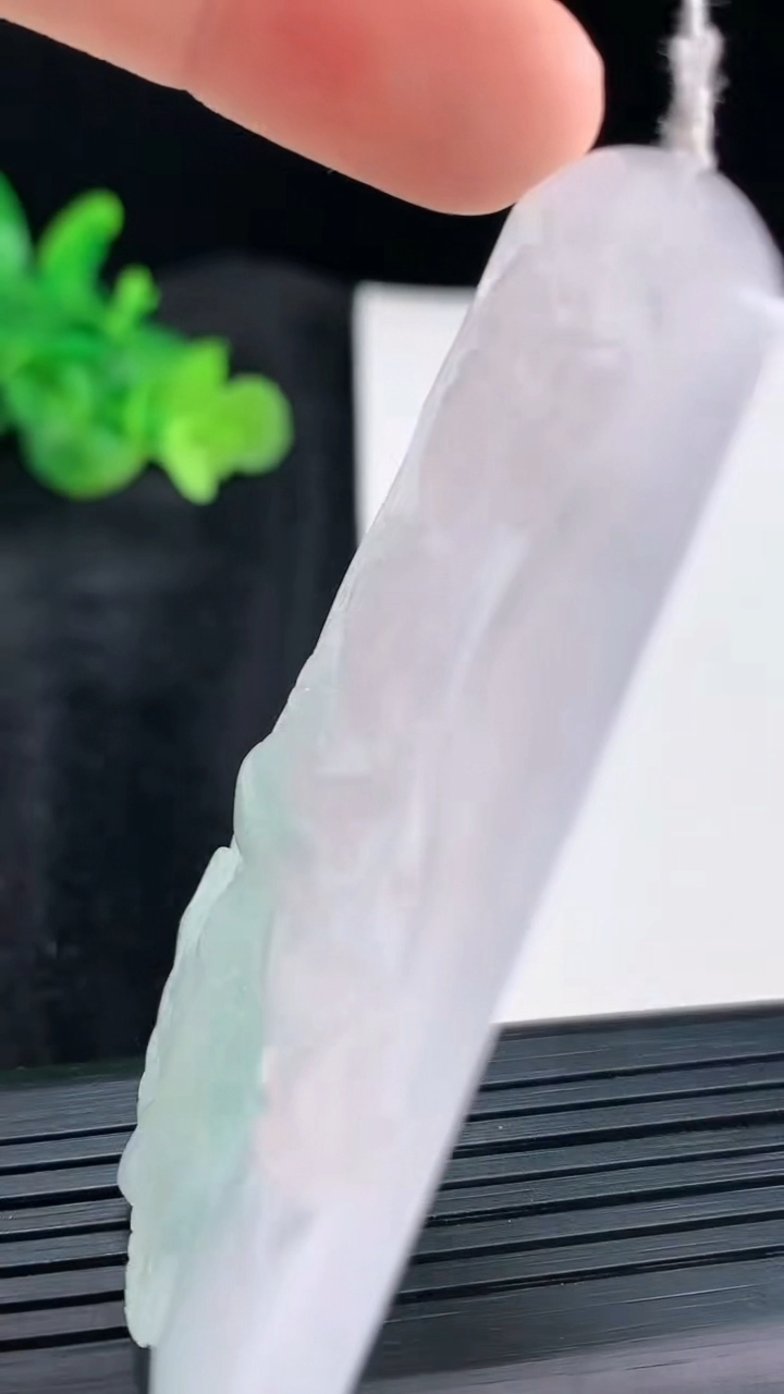 天然A货翡翠普贤菩萨吊坠，尺寸68-44-5.5重量:33.25g
3月30日