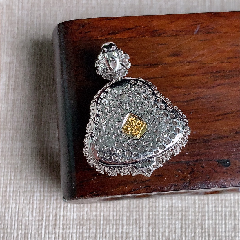 天然A货翡翠18K金伴钻镶嵌飘花佛公吊坠 
尺寸34.3-27.8-9.4裸石22.5-25.8mm