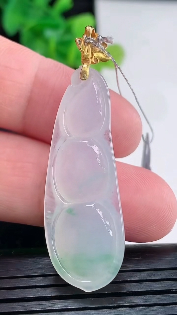 天然A货翡翠福豆吊坠，尺寸40-15-6.5重量:6.94g
3月30日