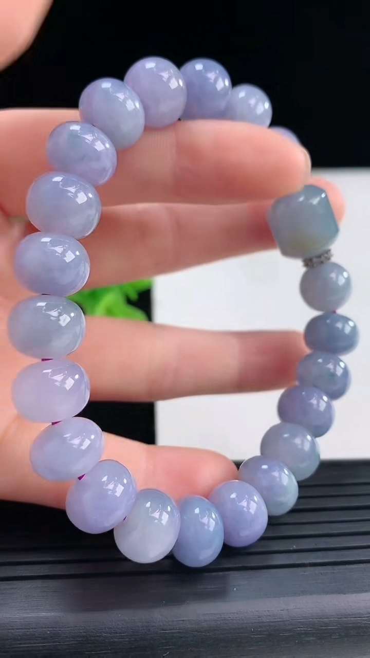 天然A货翡翠紫罗兰算盘珠手串尺寸9.9-8.1-21颗重量:41.00g3月30日
工厂直销收藏佳品,种好水足，色泽均匀，有种有色，上手高大气！