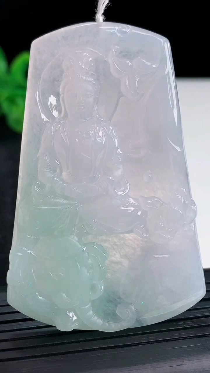 天然A货翡翠普贤菩萨吊坠，尺寸68-44-5.5重量:33.25g
3月30日