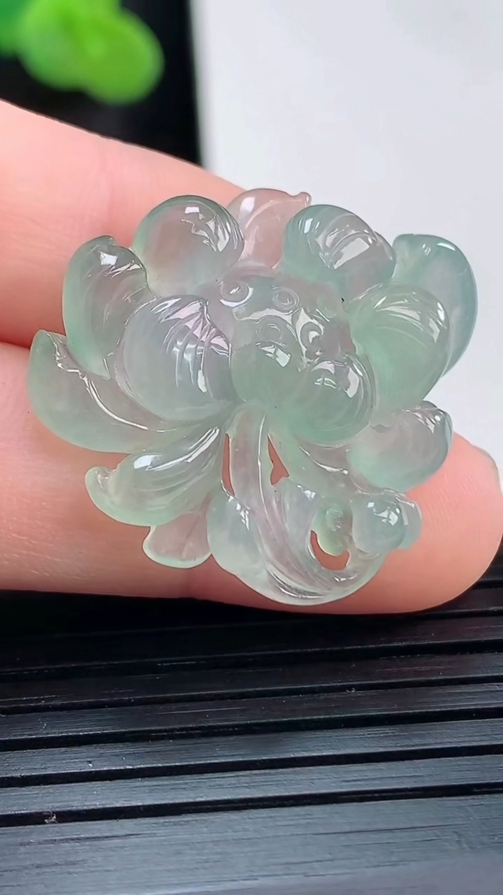 天然A货翡翠和和美美 荷花吊坠，尺寸27.5-25-5.6重量:5.08g
3月30日