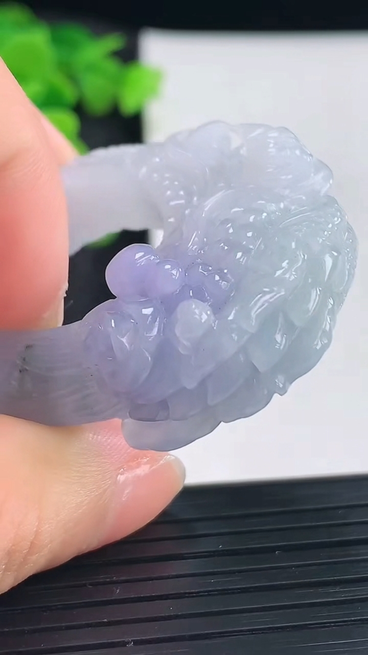 天然A货翡翠紫罗兰龙头扳指 戒指吊坠，尺寸20.2-11-18.5重量:23.98g2026年3月30日
工厂直销收藏佳品,种好水足，色泽均匀，有种有色，上手高大气！