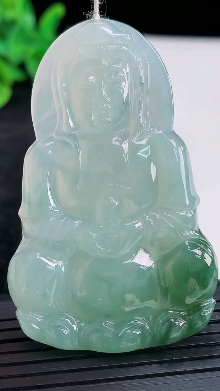 天然A货翡翠冰种飘花正装观音吊坠，尺寸60.5-38.6-5.6重量:25.98g
3月30日