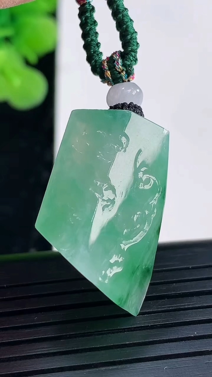 天然A货翡翠原石吊坠尺寸26.1-19.9-8.6重量:9.04g
3月30日