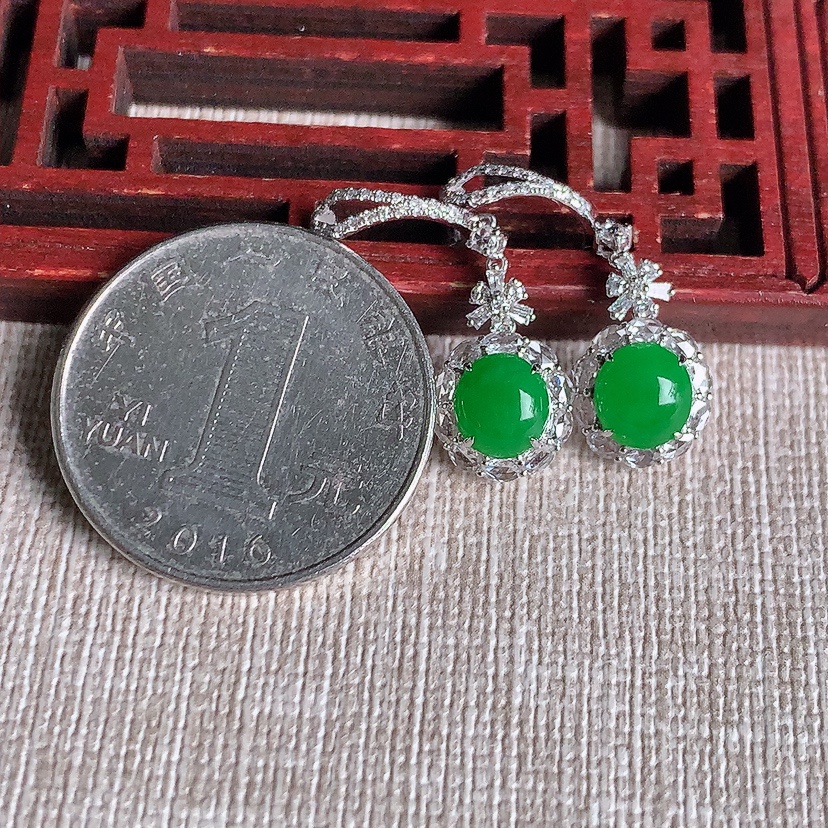 天然A货翡翠18K金伴钻镶嵌阳绿蛋面耳坠 
尺寸6.6-6.2-5.6mm 重量2.58g 0329