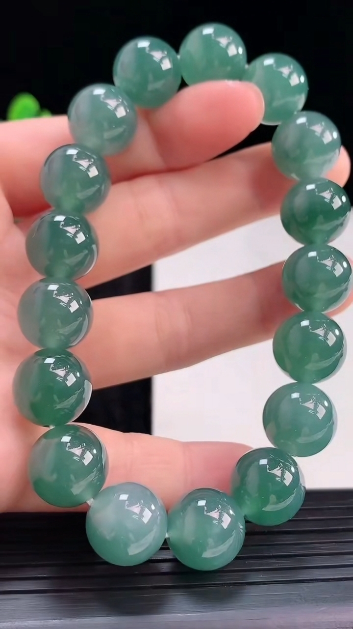 天然A货翡翠圆珠手串，尺寸12.5重量:54.91g3月30日
工厂直销收藏佳品,种好水足，色泽均匀，有种有色，上手高大气！