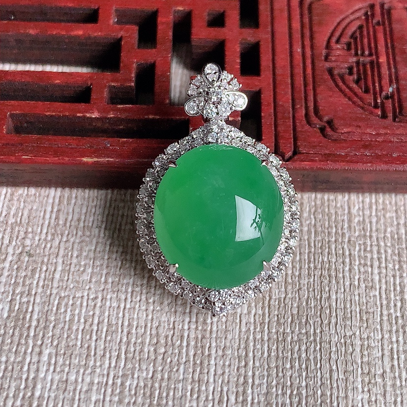 天然A货翡翠18K金伴钻镶嵌阳绿蛋面吊坠 
尺寸27.6-18.8-16.2-12mm 重量7.70g 0329