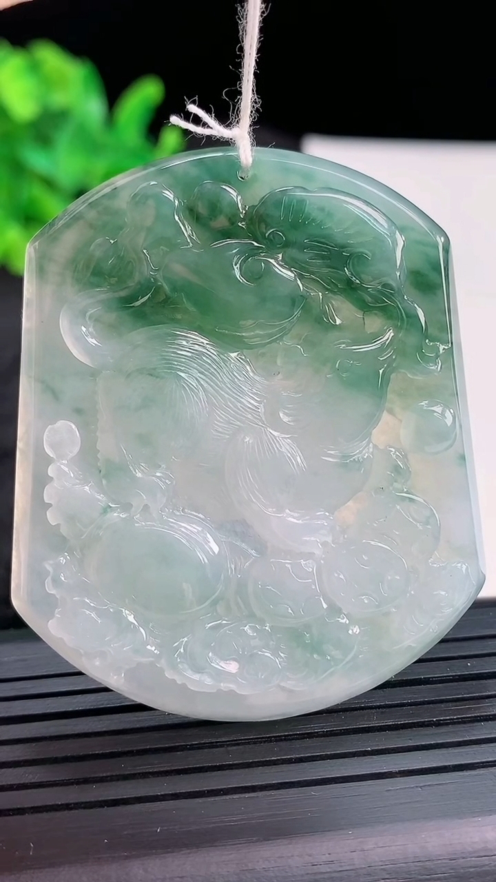 天然A货翡翠冰种飘花生肖鼠吊坠，尺寸55-46-5.5重量:30.12g
3月30日