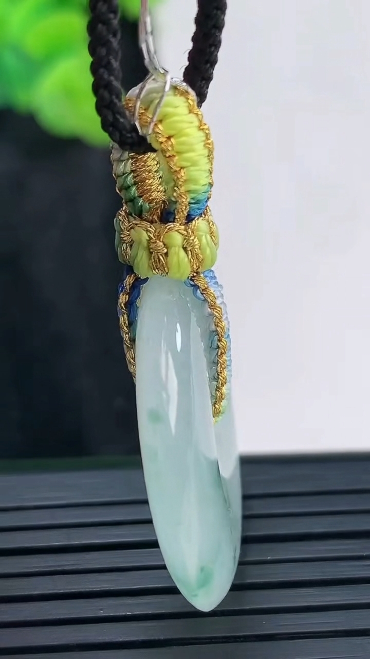 天然A货翡翠冰种飘花平安扣吊坠，尺寸29-5.2重量:9.54g
3月30日