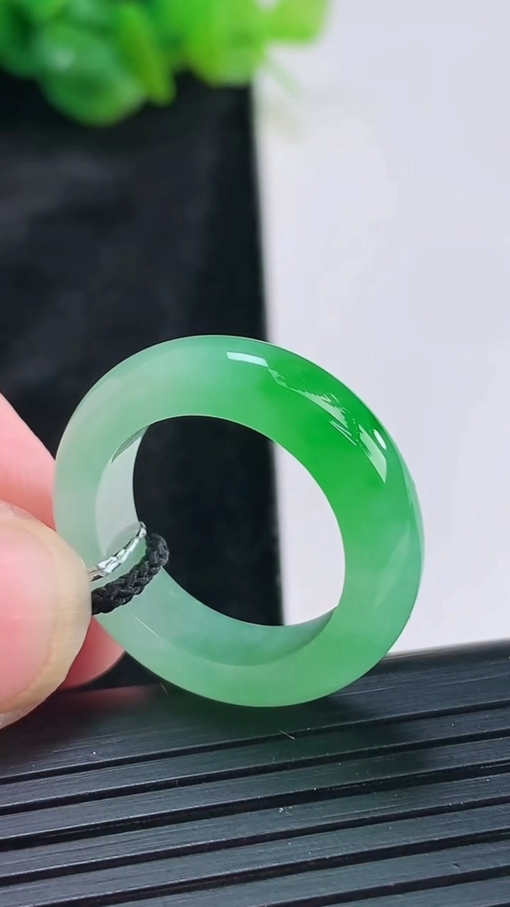 天然A货翡翠玉指环 戒指，尺寸17.5-6-4重量:4.69g2026年3月30日
工厂直销收藏佳品