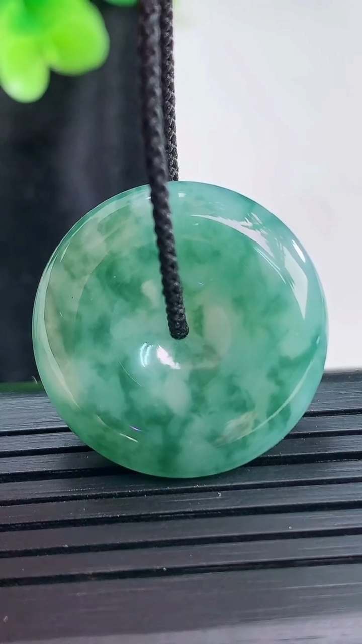 天然A货翡翠飘花平安扣吊坠，尺寸25.5-6重量:8.03g
3月30日