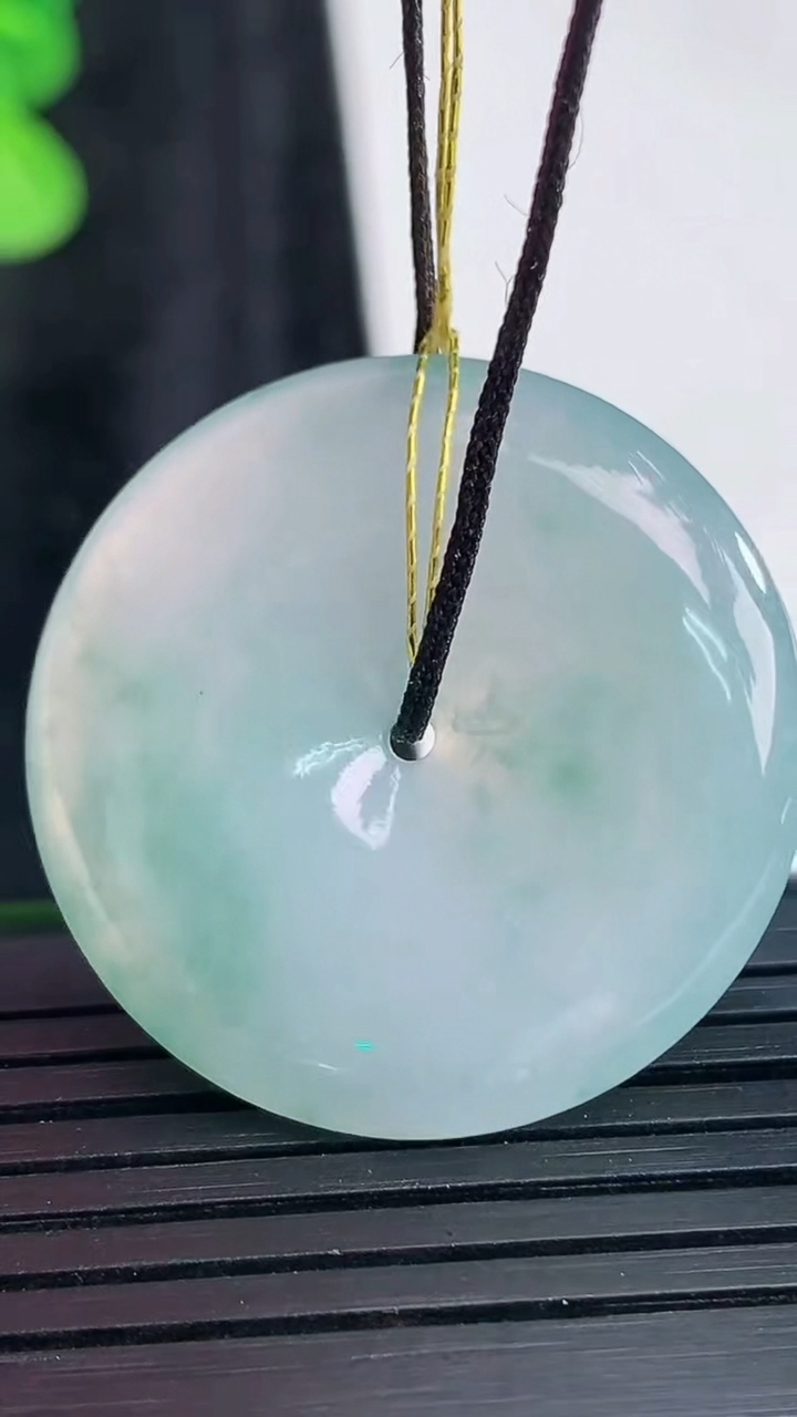 天然A货翡翠飘花平安扣吊坠，尺寸30-5.5重量:10.47g
3月30日