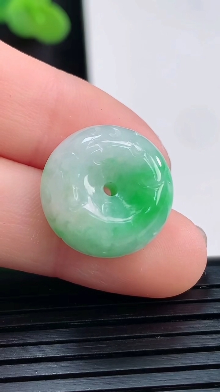 天然A货翡翠雕花平安扣吊坠，尺寸16.6-8.2重量:4.78g
3月30日