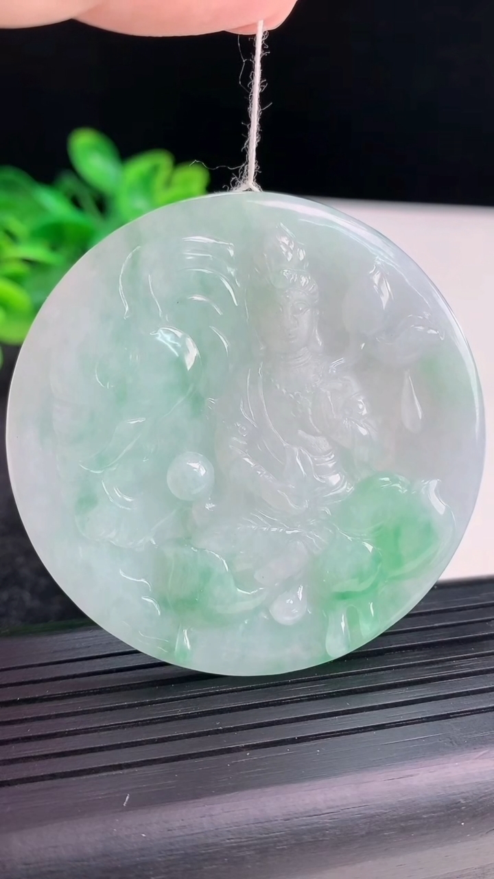 天然A货翡翠普贤菩萨吊坠，尺寸47-6.8重量:40.61g
3月30日