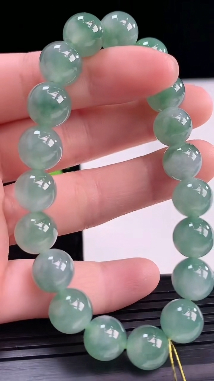 天然A货翡翠圆珠手串尺寸10-19颗重量:30.11g3月30日
工厂直销收藏佳品,种好水足，色泽均匀，有种有色，上手高大气！