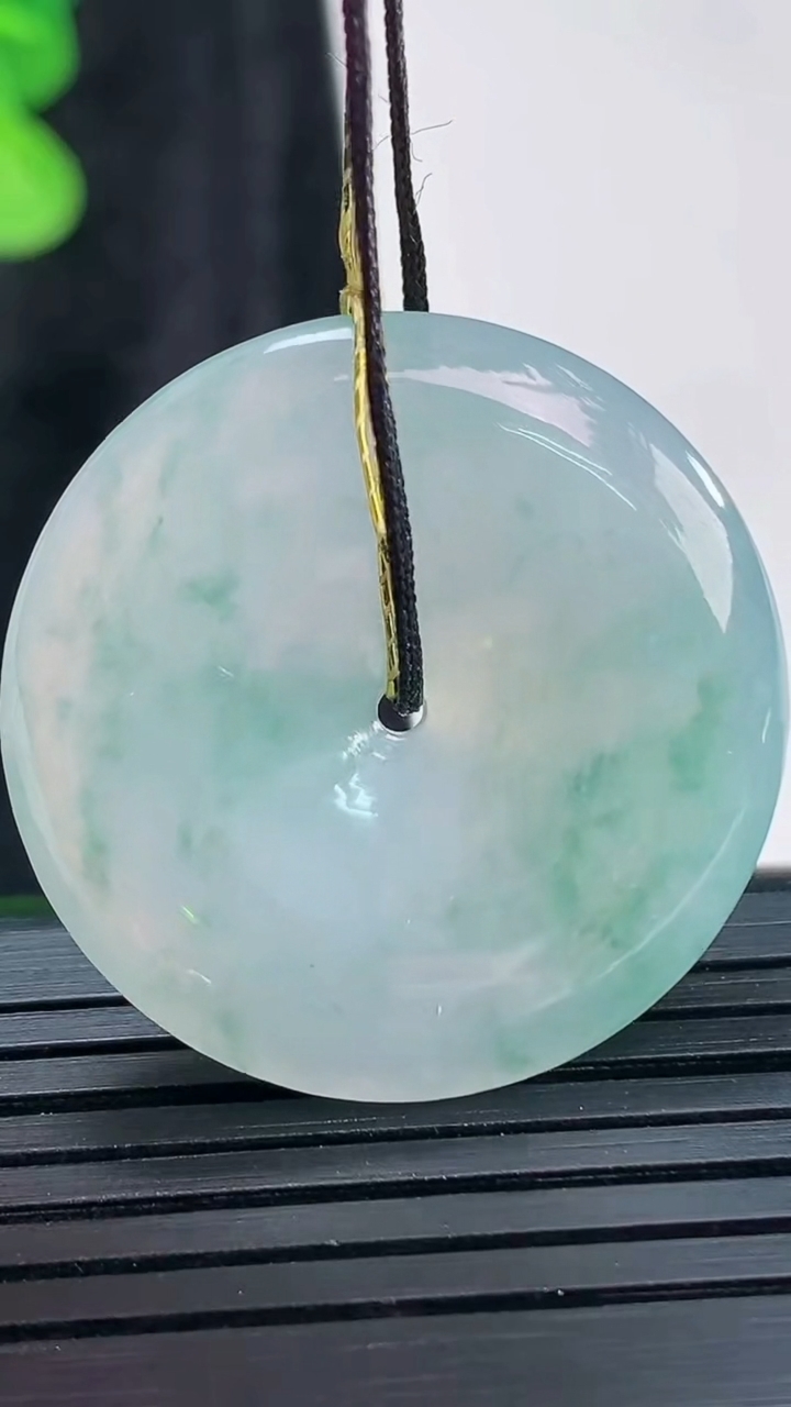 天然A货翡翠飘花平安扣吊坠，尺寸30-5.5重量:10.47g
3月30日