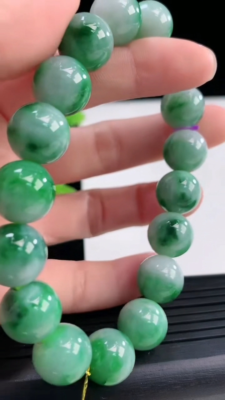 天然A货翡翠圆珠手串尺寸12.1-17颗重量:53.55g3月30日
工厂直销收藏佳品,种好水足，色泽均匀，有种有色，上手高大气！