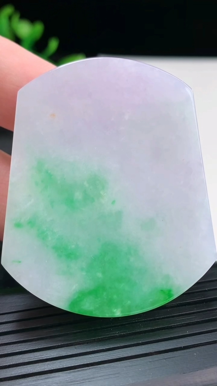 天然A货翡翠无事牌吊坠，尺寸53.6-44-6.2重量:39.96g
3月30日