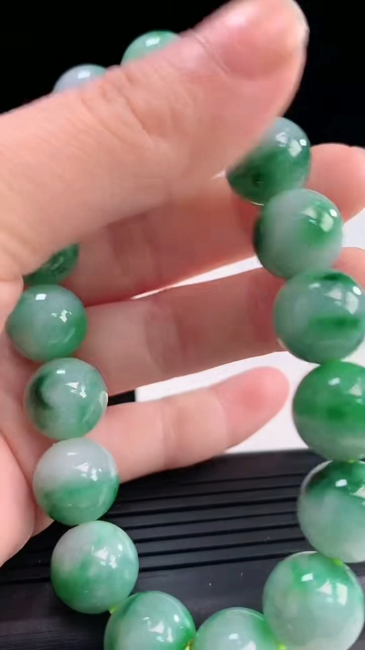 天然A货翡翠圆珠手串尺寸12.1-17颗重量:53.55g3月30日
工厂直销收藏佳品,种好水足，色泽均匀，有种有色，上手高大气！